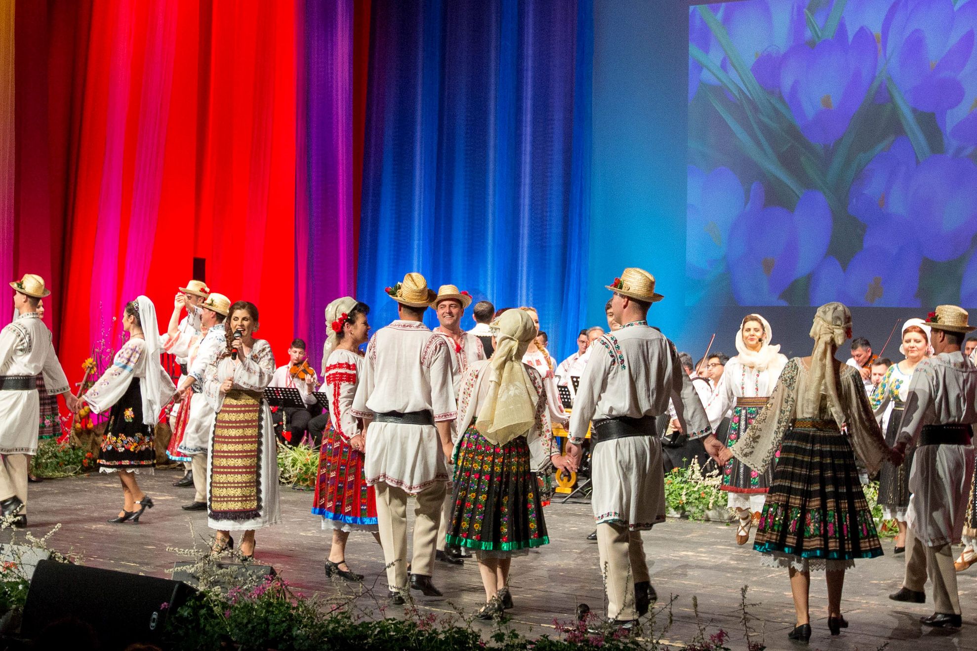 Mariana cu dansatorii si orchestra