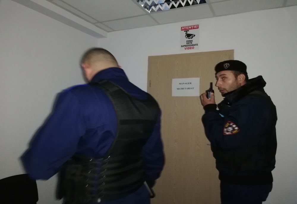 Protest la Spitalul de Urgenţă Craiova. Managerul s-a închis într-un birou păzit de bodyguarzi - VIDEO