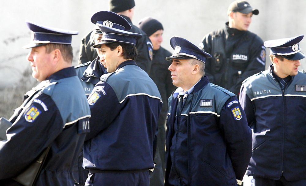 Dolj: Elevi găsiţi de poliţişti, în cârciumile din apropierea şcolilor