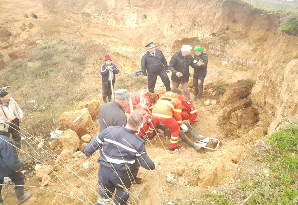 O persoana a fost prinsa sub un mal de pamant