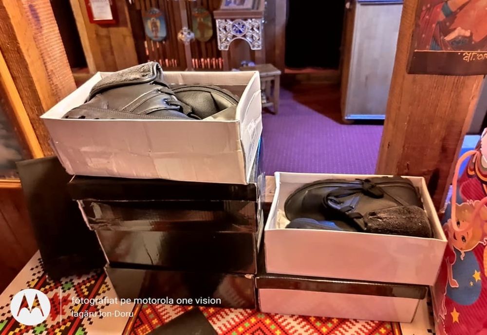 Un preot din Olt strânge ghetuțe pentru copiii nevoiași