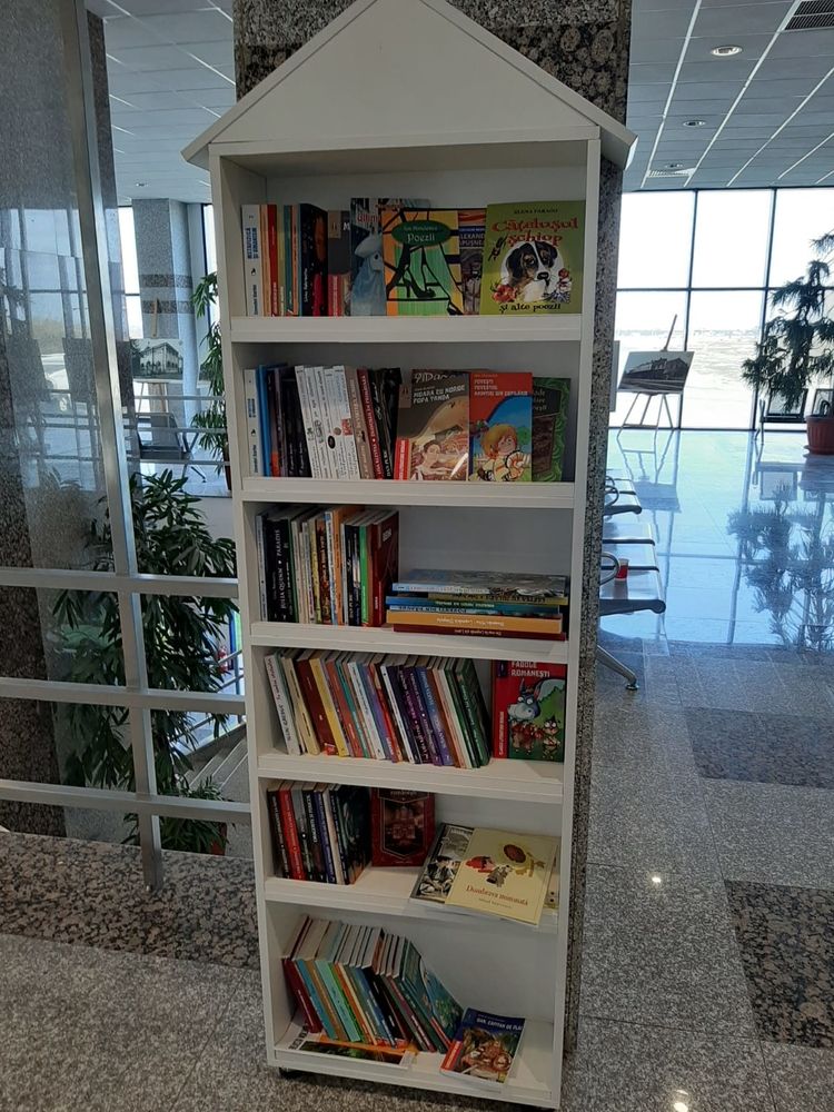 Biblioteca din Aeroportul Internațional Craiova. Peste 1.000 de cărți pentru călători 