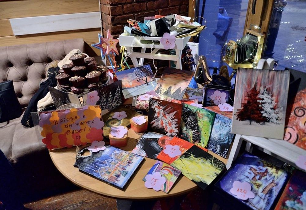 Târg caritabil de Crăciun la Craiova. Angajații firmelor IT au lucrat decorațiuni și dulciuri