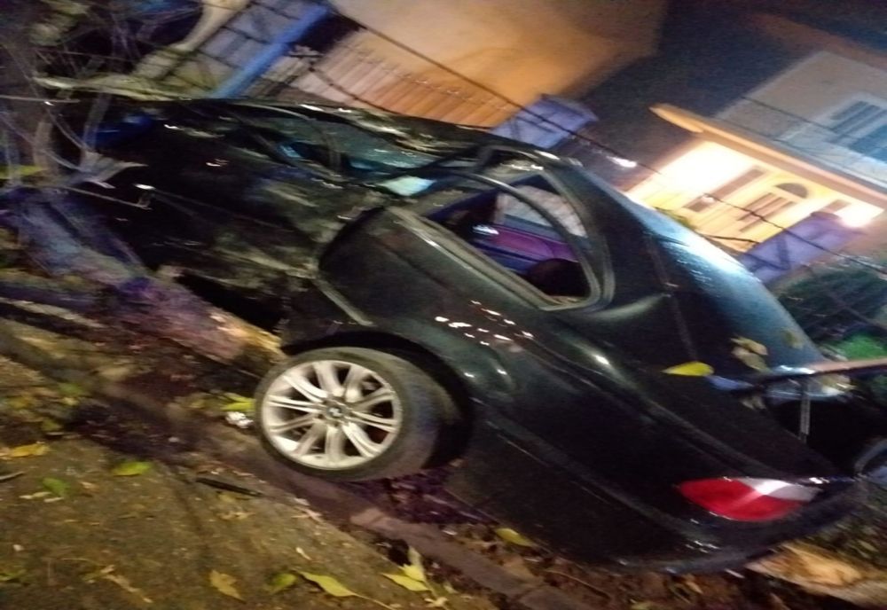 A intrat cu mașina într-un copac. Doi tineri din Craiova, la spital 