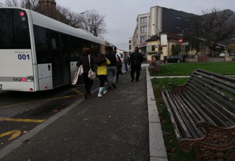 Călătorii RAT Craiova așteaptă autobuzul în ploaie. Puține stații au adăposturi 