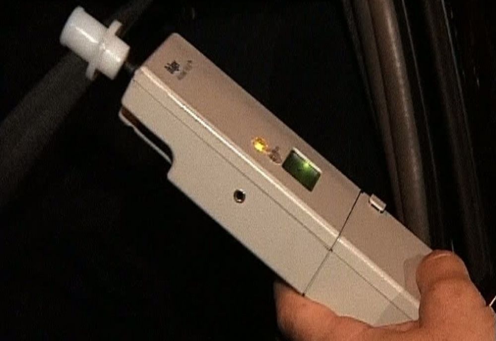 Băut la volan, un doljean a intrat cu mașina într-un cap de pod  