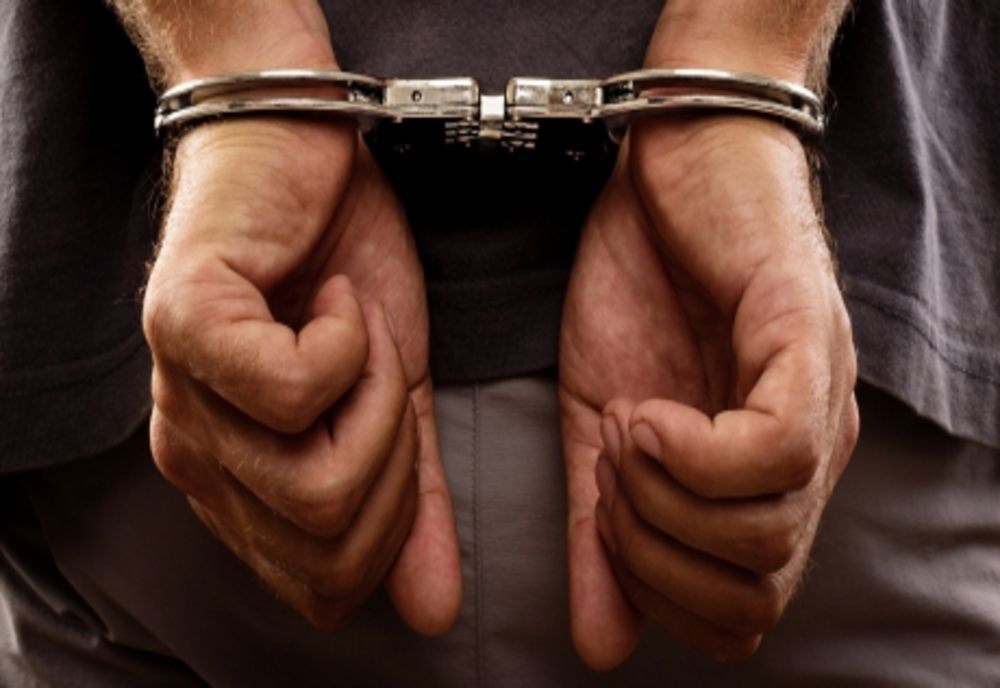 Percheziții la locuința unui craiovean. Bărbatul a fost reținut pentru furturi din auto 