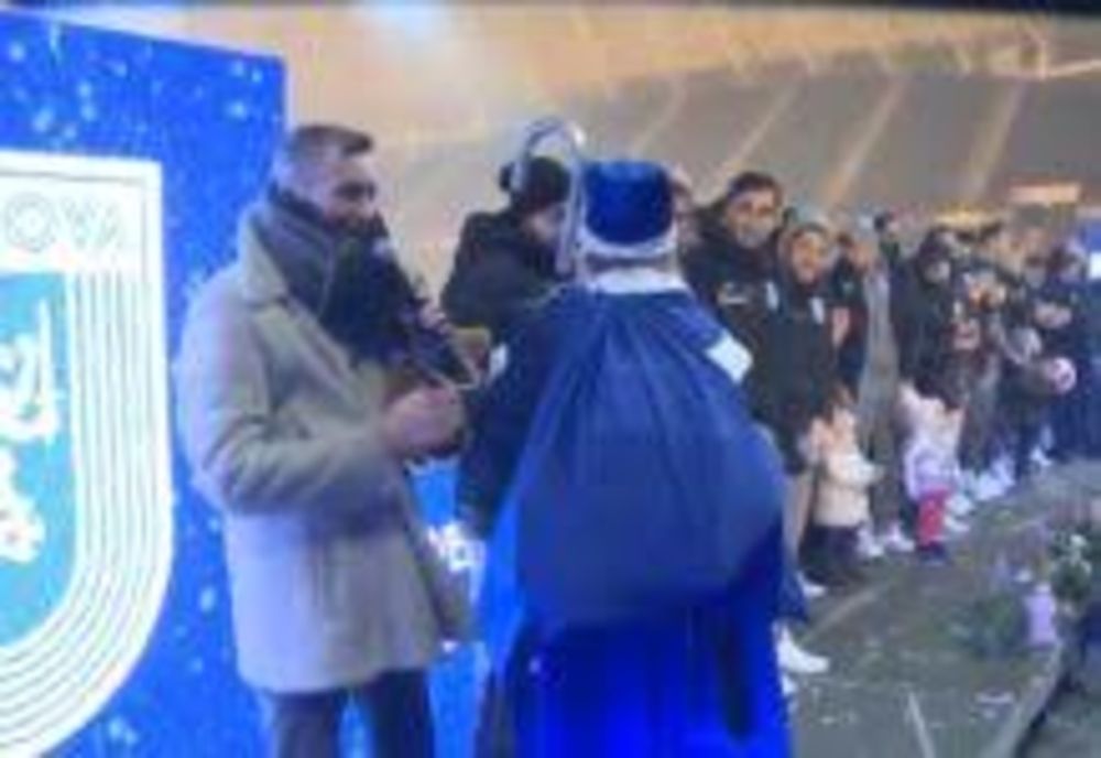 VIDEO | Moș Crăciun a venit la Craiova! Sute de copii pe arena „Ion Oblemenco”