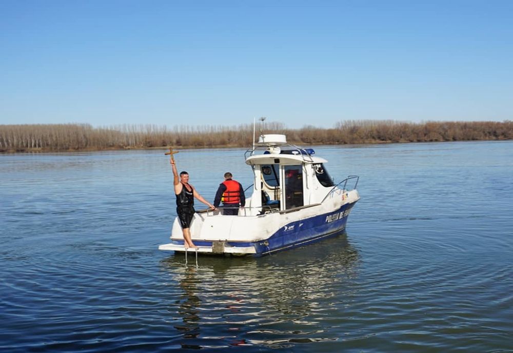Un doljean recuperează, de 14 ani, crucea din lemn din apele reci ale Dunării