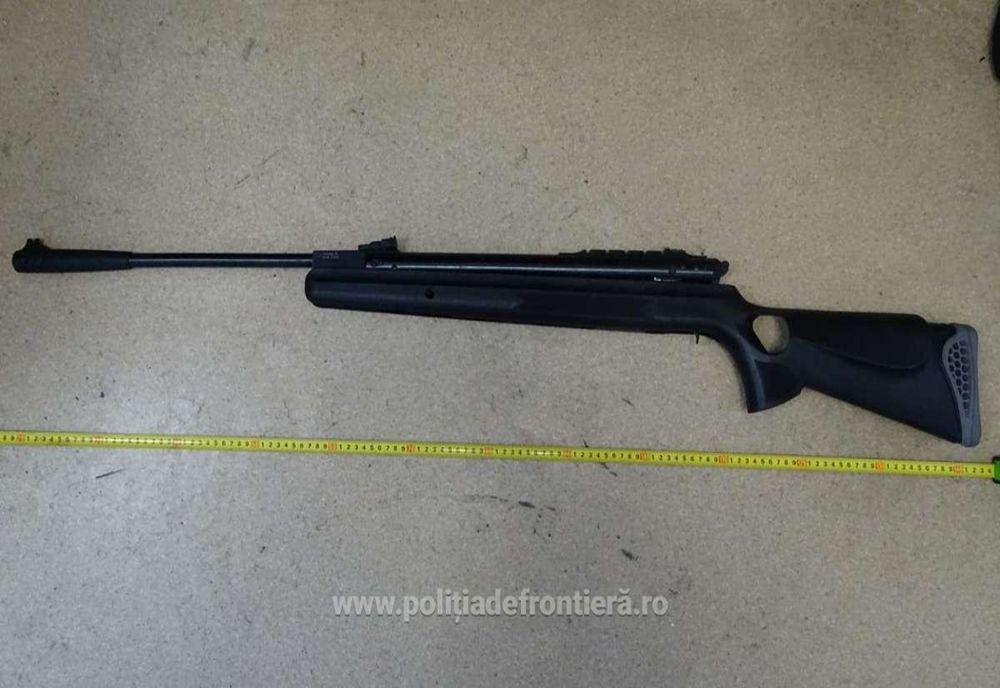 Pușcă deținută ilegală, descoperită în bagajul unui tânăr la Frontiera Calafat 