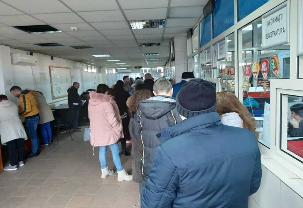 Craiovenii preferă să stea la coadă pentru a-și plăti impozitele. Li se pare o metodă mai sigură 