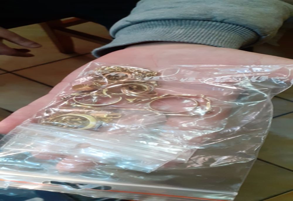 Gorjeni reţinuţi pentru furturi de bijuterii şi bani comise în Craiova