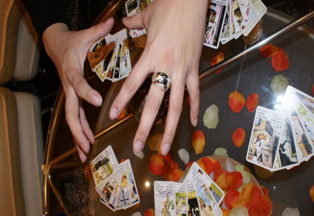 Craiova: I-a „ghicit” viitorul și i-a luat toate bijuteriile și banii