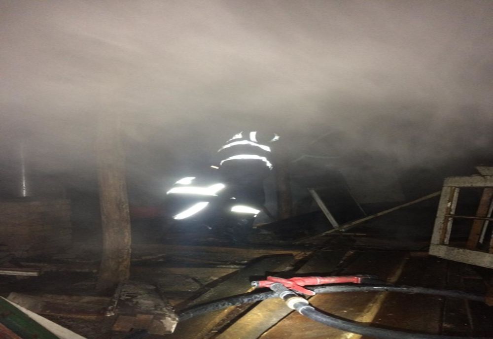 Dolj. Le-a luat foc casa de la o haină căzută pe sobă 