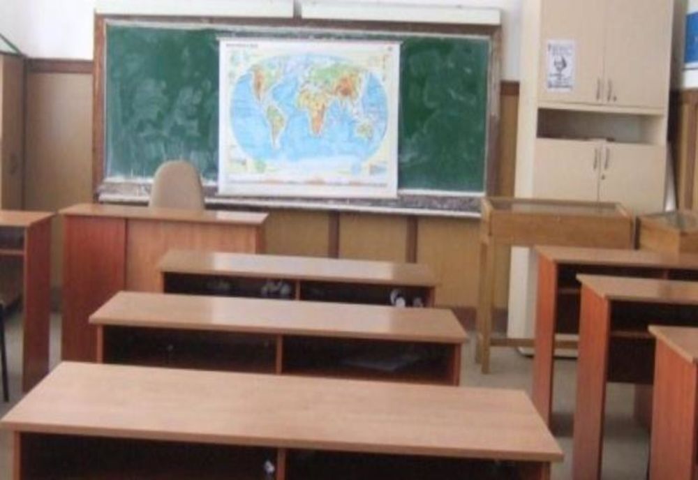 Dezinfectantul folosit la liceul din Dăbuleni, interzis în școli. Firma amendată