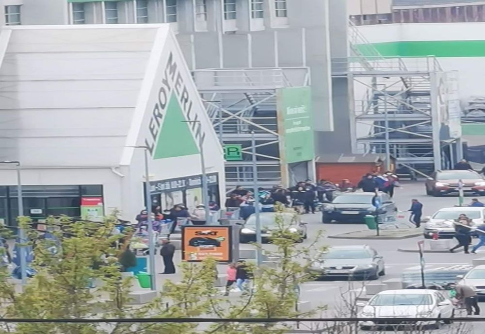 Craiova NU ține cont de recomandări: Cozi interminabile în fața marilor magazine, aglomerație la biserici 