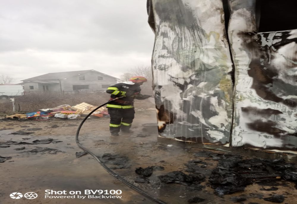 Craiova. Atelier auto, distrus de flăcări. O mașină a fost făcută scrum