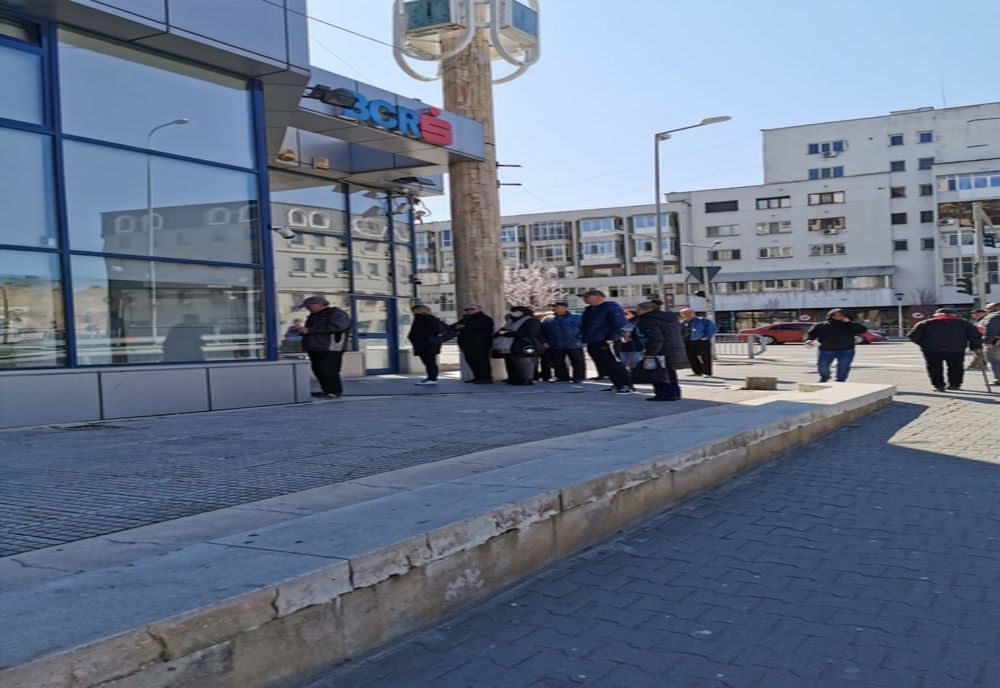 „Nas în nas” în fața bancomatelor din Craiova 