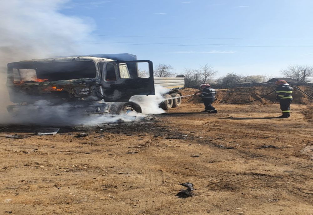 Dolj: Autoutilitară mistuită de flăcări 