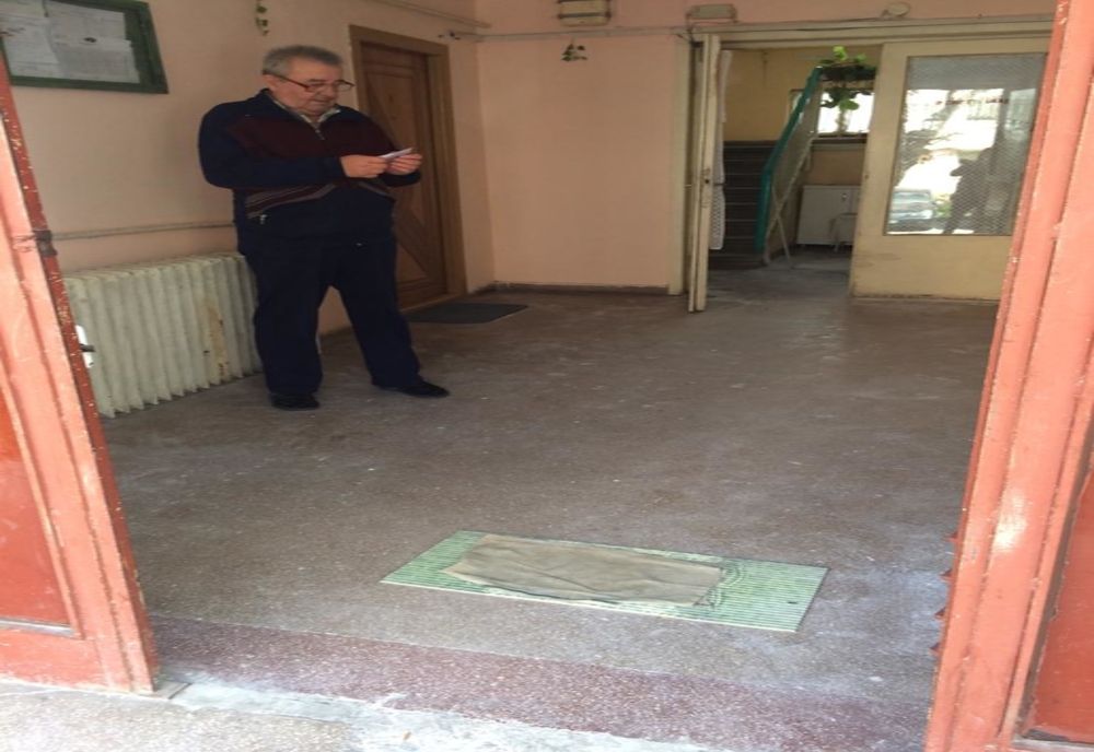 Soluție de moment la Craiova: Covoare îmbibate în clor până apar dispozitivele cu dezinfectant 