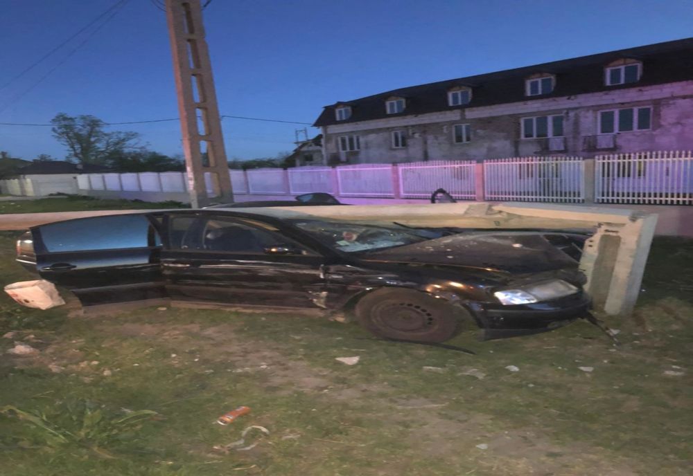 VIDEO. Femeie dusă la spital, după ce mașina în care se afla a fost proiectată într-un stâlp 