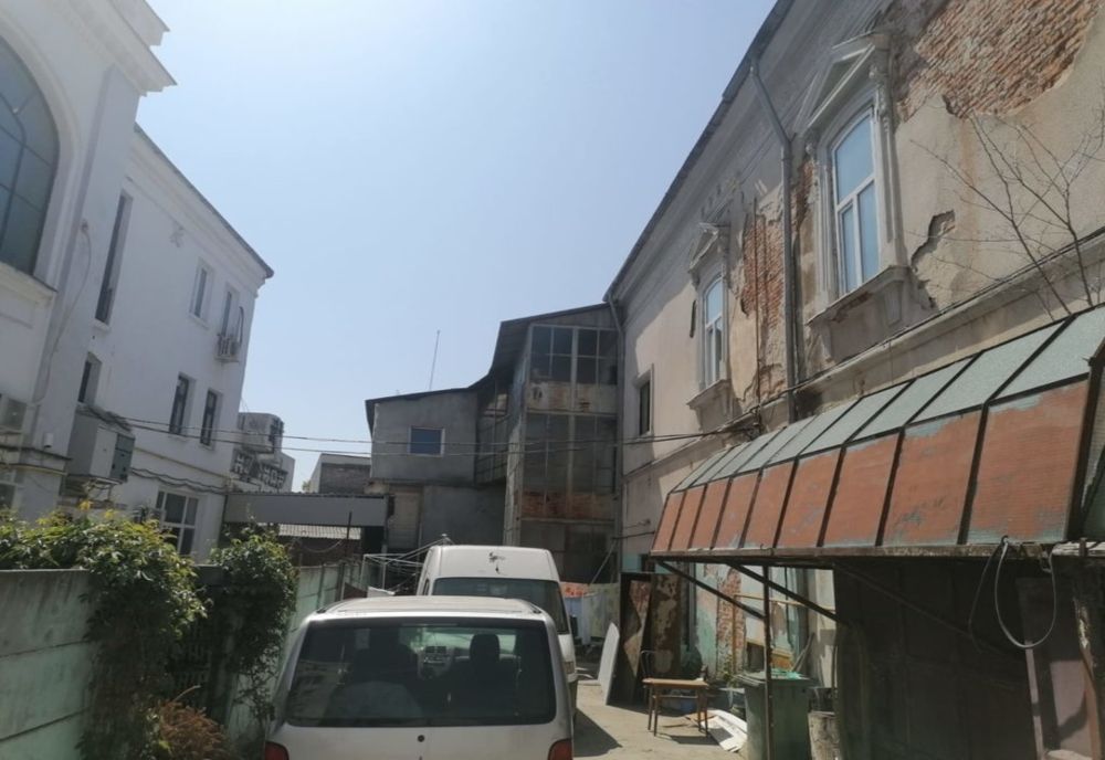 VIDEO. Imagini de coșmar dintr-un cămin pentru bătrâni din Craiova. Camere fără ferestre și mâncare ținută în bidoane 