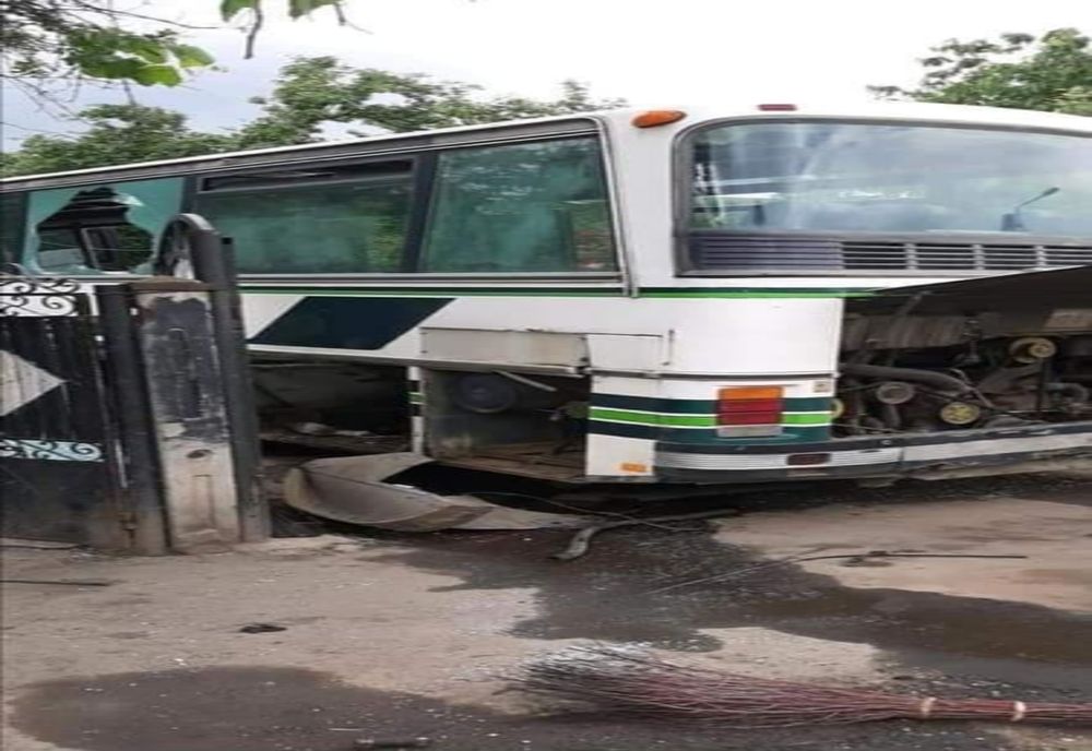 Craiova: Amendat după ce a fost prins că dezmembra, pe stradă, autobuze cumpărate pentru fier vechi 