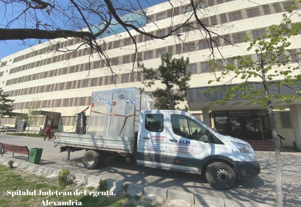 Porți de decontaminare, amplasate de studenții craioveni la mai multe unități sanitare din țară  