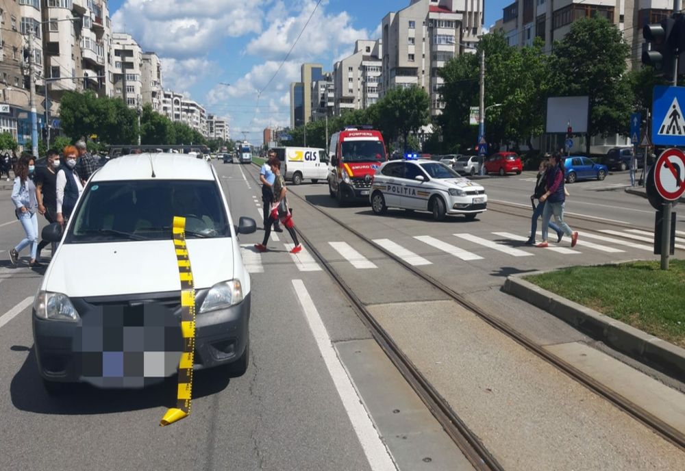 Craiova: Bărbat lovit de mașină. Pietonul nu a respectat culoarea semaforului