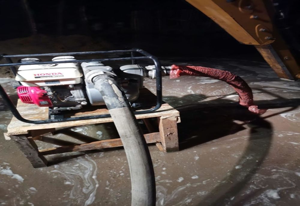 Mașini avariate de copaci doborâți de vânt, în Craiova. Gospodării inundate în județ