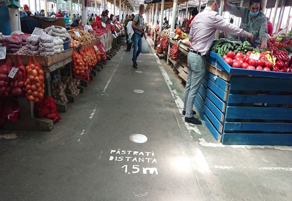 După amenzi, tuneluri pentru dezinfecție în Piața Centrală din Craiova 