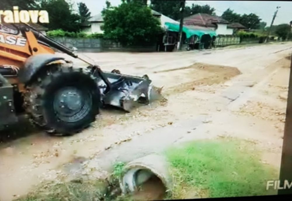 Video. Aluviuni aduse de viitură pe un drum național din Dolj 