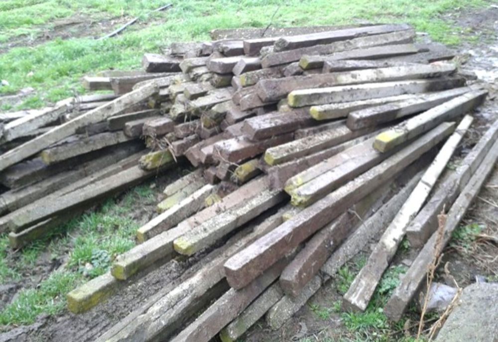 Bărbați reținuți după ce au furat spalieri de pe un teren cu viță de vie 