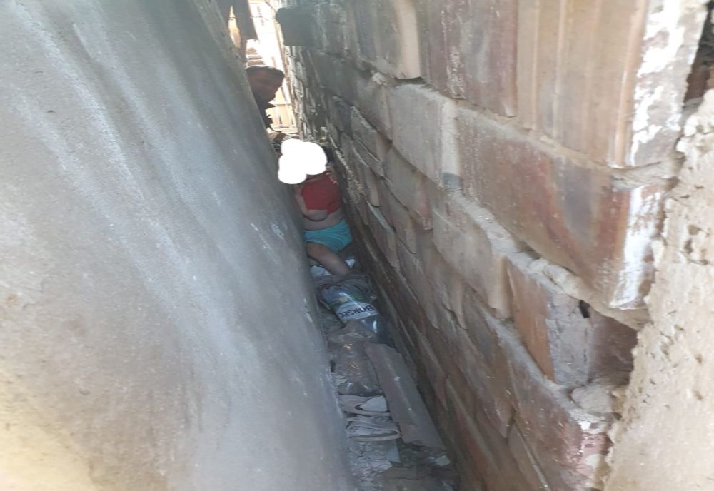 Dolj: Fetiță de trei ani, salvată de pompieri după ce a rămas blocată între pereții a două anexe gospodărești