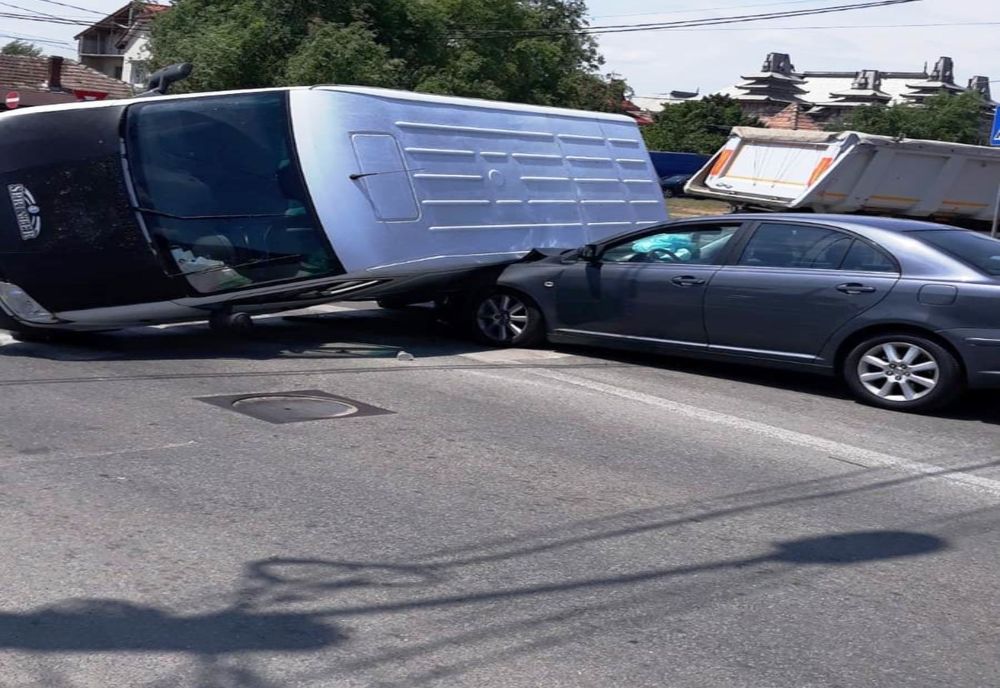 Accident într-o intersecţie din Craiova. Trei maşini implicate