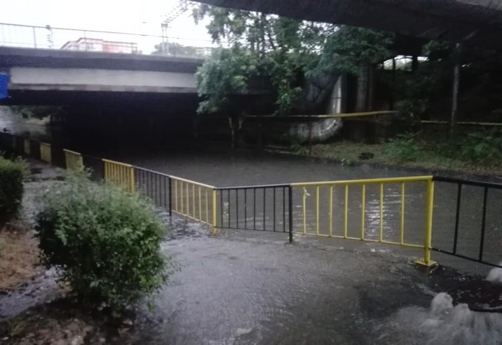 Vremea EXTREMĂ a făcut ravagii în craiova: stradă inundată, pomi doborâţi de vânt