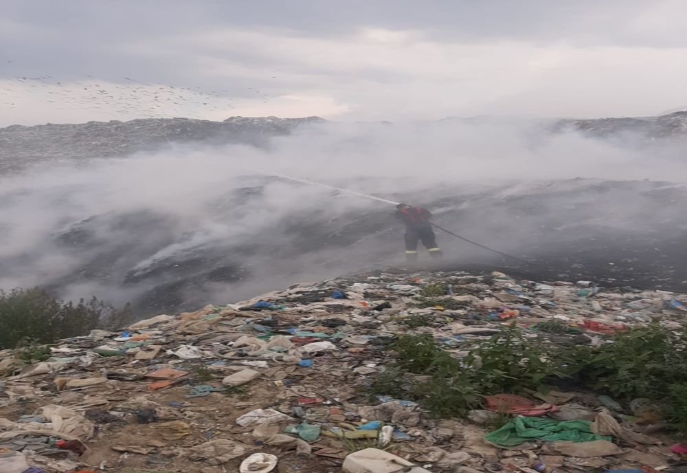 Groapa de gunoi a Craiovei, cuprinsă de un incendiu