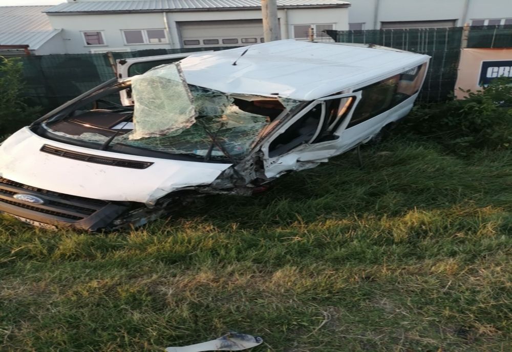 VIDEO. Un microbuz a lovit un autoturism şi a ajuns într-un şanţ, în Dolj. Nouă persoane rănite
