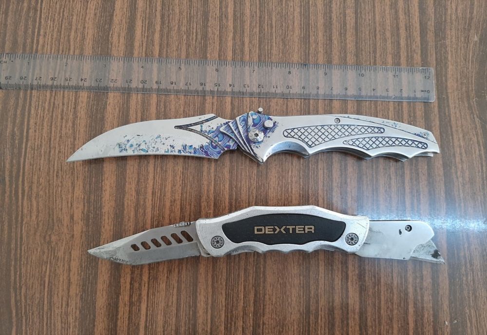 Dosare penale pentru doi tineri din Craiova depistați cu arme albe