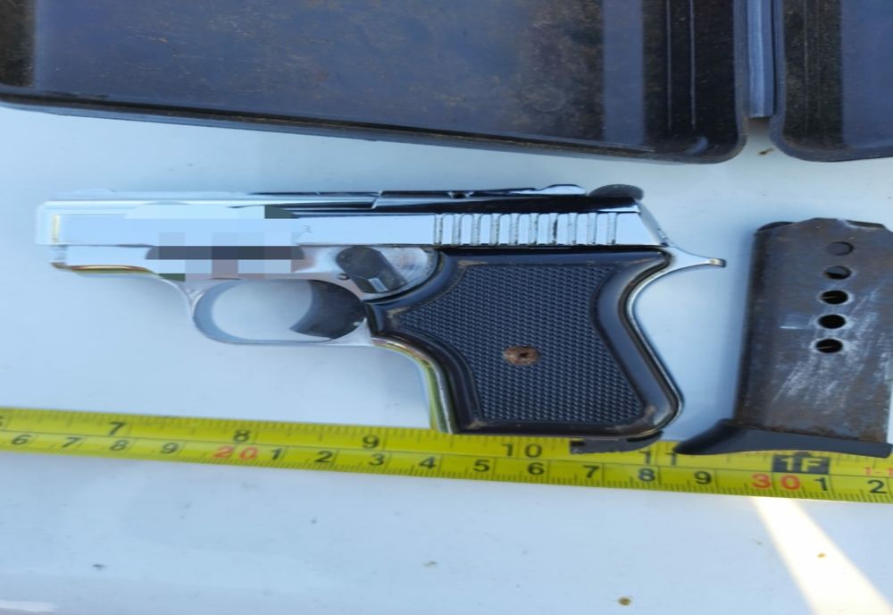 O tânără de 18 ani s-a ales cu dosar penal pentru deținere ilegală de armă