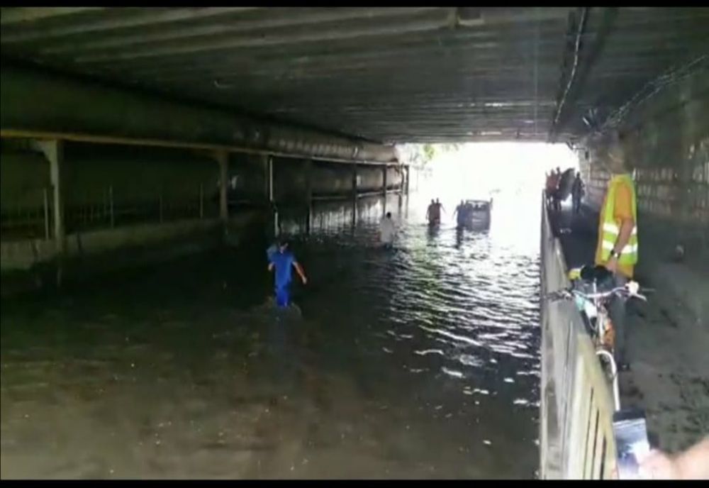 VIDEO. Străzi inundate şi copaci căzuţi, în Craiova, în urma ploii