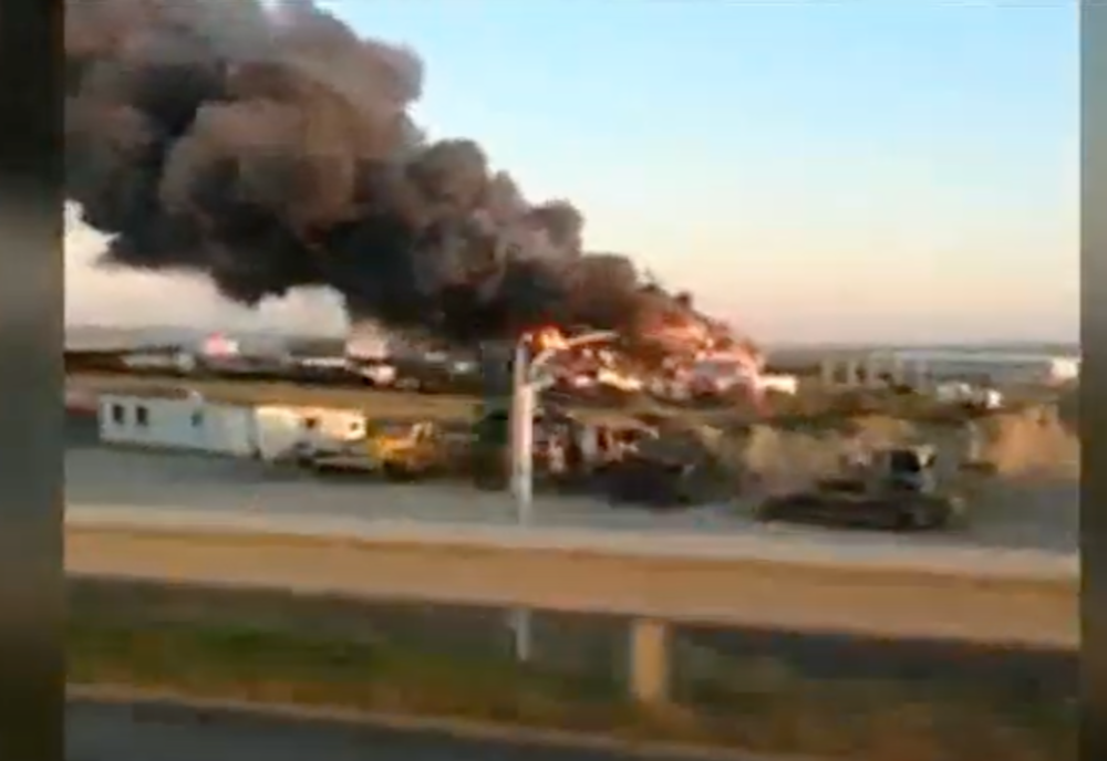 VIDEO Incendiu violent, la un service auto din Craiova