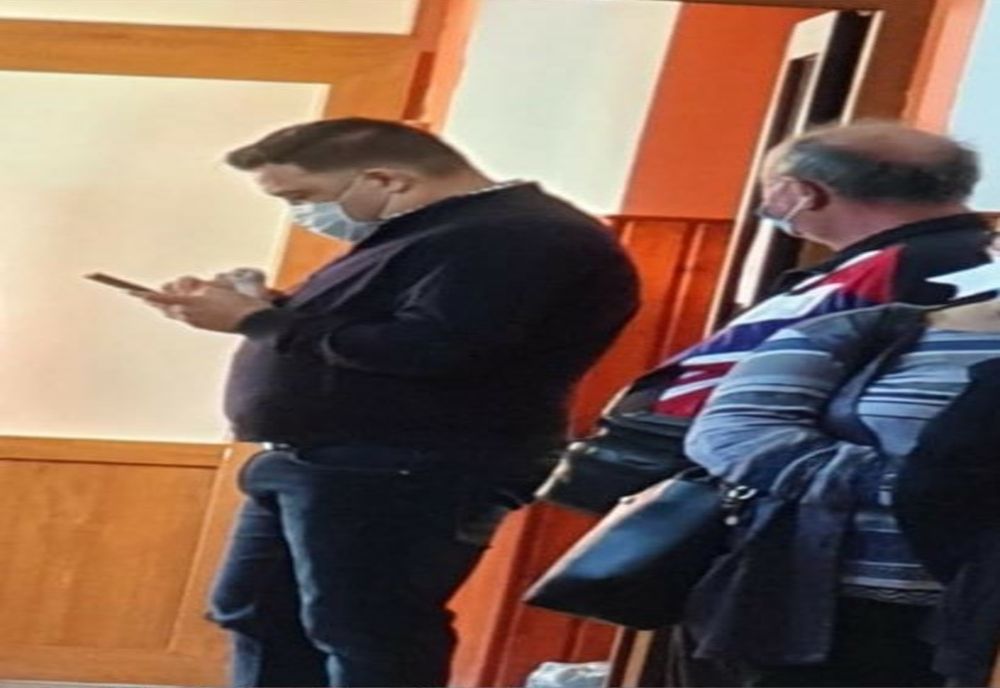 Naşul Olguţei Vasilescu măsoară temperatura votanţilor din Işalniţa. Contestat de PNL