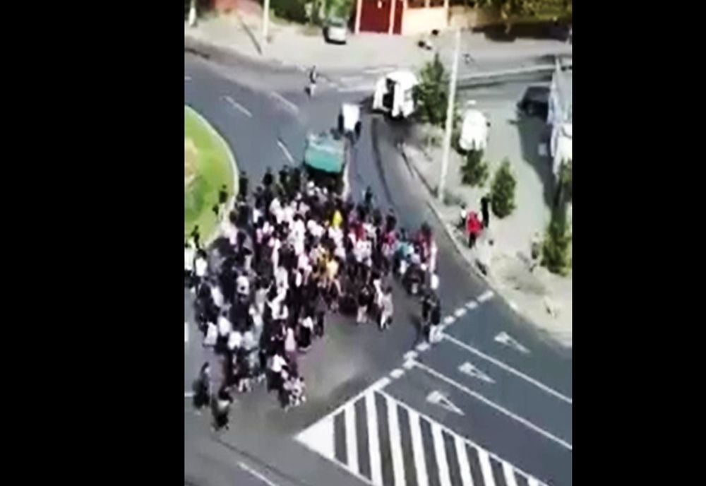 COVID-19 | 30 de romi care participau la o înmormântare, în Craiova, amendaţi de poliţişti