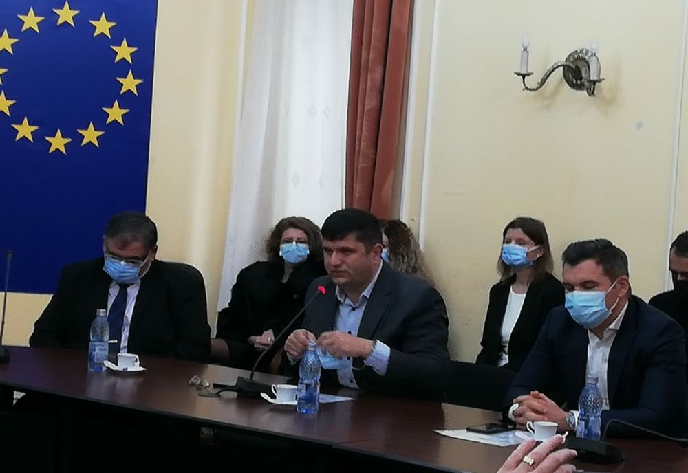 Dolj: Deputatul AUR Ringo Dămureanu şi-a dat masca jos, la înmânarea mandatelor noilor parlamentari