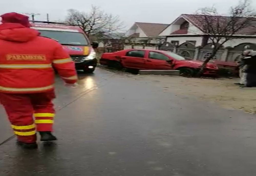 VIDEO. Un şofer băut a lovit mortal un pieton aflat pe marginea drumului şi a doborât un stâlp de electricitate