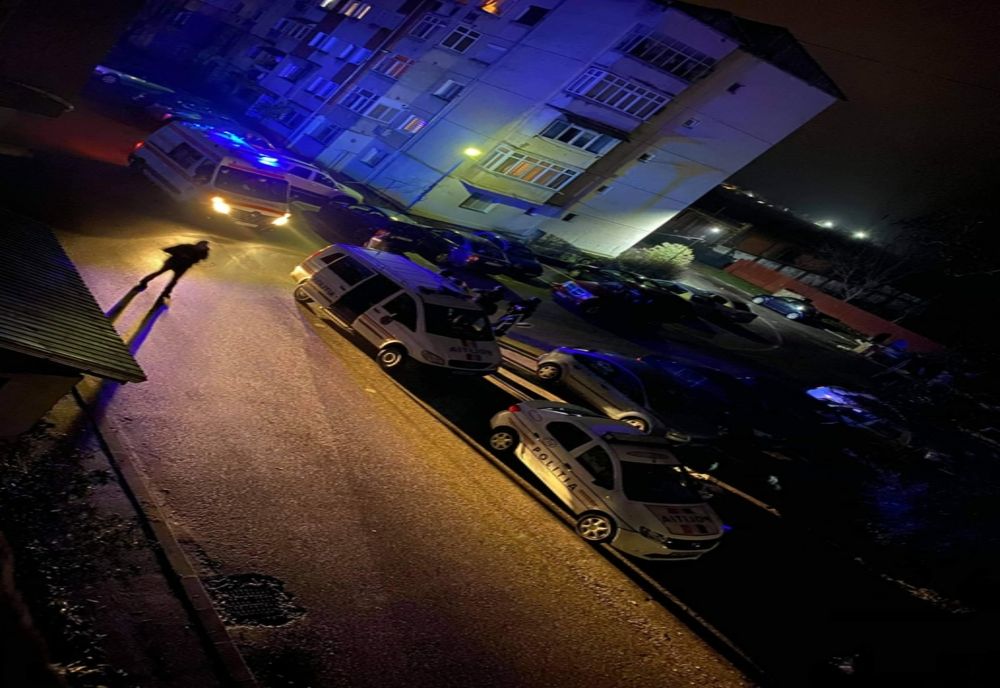 FOTO: Un bărbat a început să arunce cu farfurii de la fereastră în maşinile parcate în faţa blocului. Săltat de mascaţi şi dus la psihiatrie