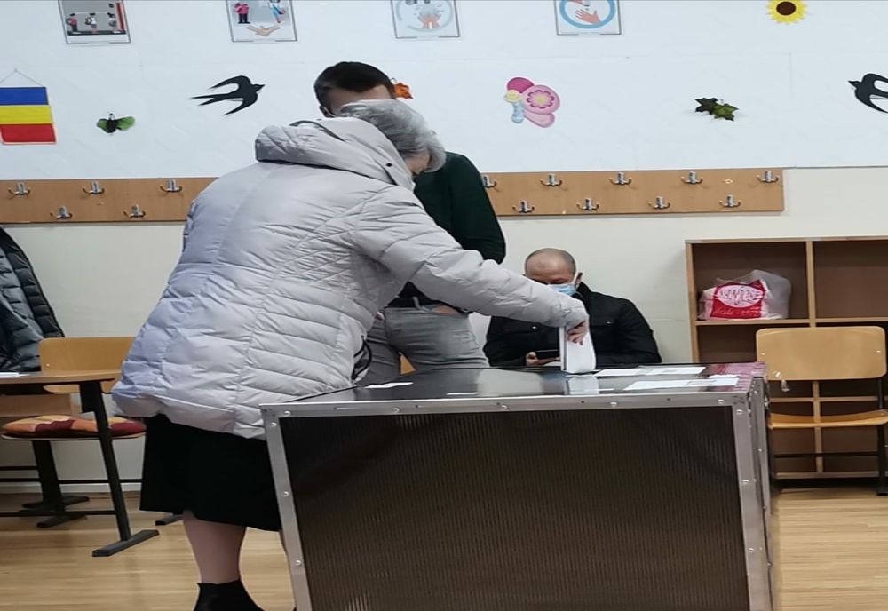 Angajaţi ai unei primării din Dolj, amendaţi pentru influenţarea alegătorilor