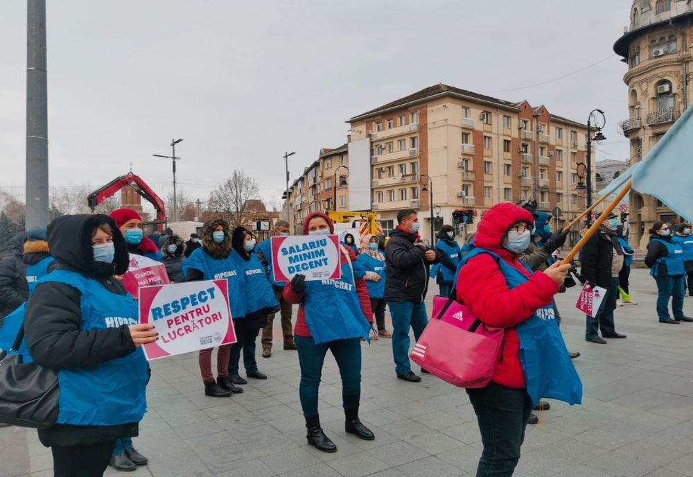 Protest în faţa Prefecturii Dolj organizat de angajaţii din sănătate, poliţie şi învăţământ. Ce cer aceştia