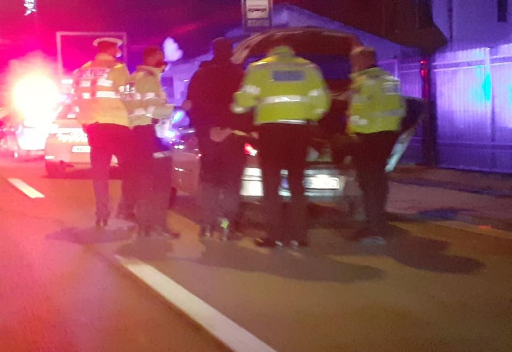 SCANDAL într-un cartier din Craiova: Mai mulţi tineri, încătuşaţi de poliţişti
